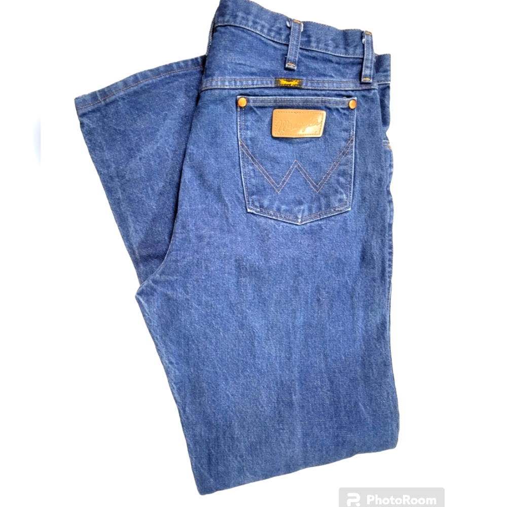 Vintage Wrangler 35 × 32 medium blue jeans